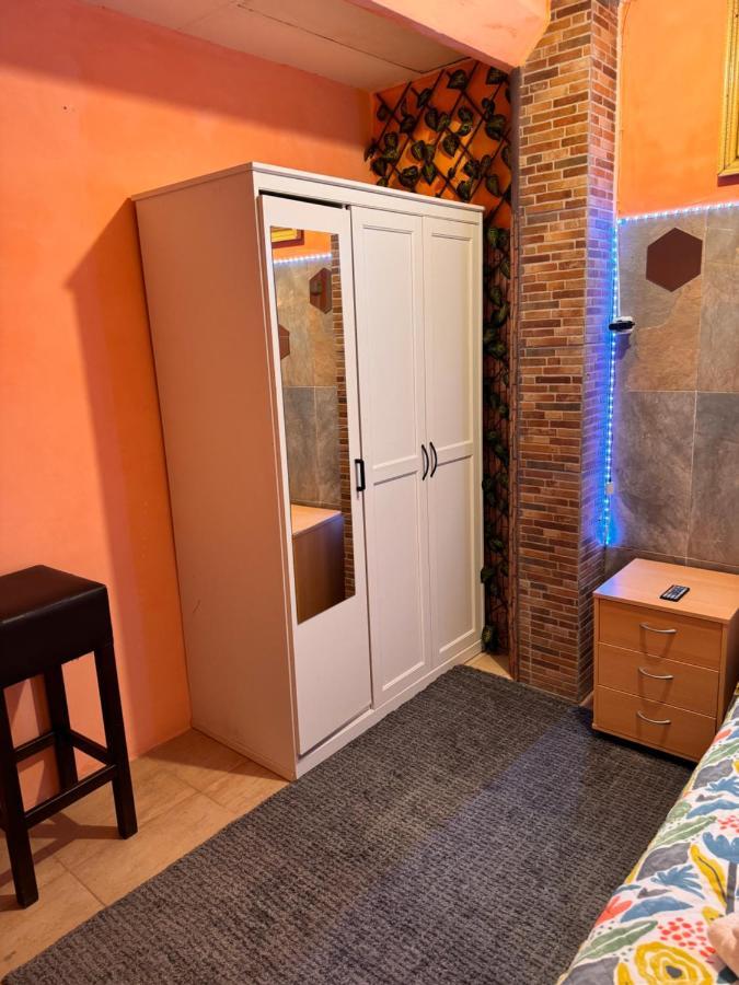 Bonita Habitacion En Chalet Барселона Экстерьер фото